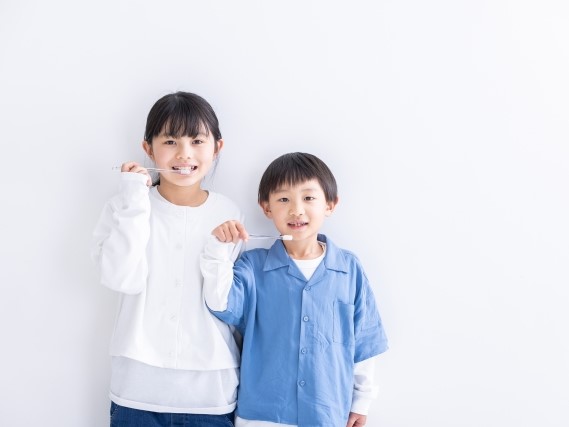 子どもが歯を磨いている様子